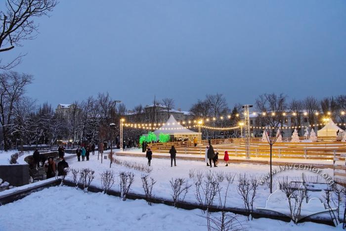 Новорічна вулична ковзанка в Театральному сквері 2