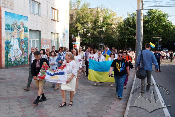 Учасники урочистої ходи на День вишиванки 2