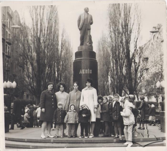 Валентина Шепелюк з класом біля памʼятника Леніну 2