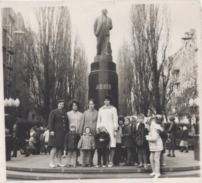 Валентина Шепелюк з класом біля памʼятника Леніну