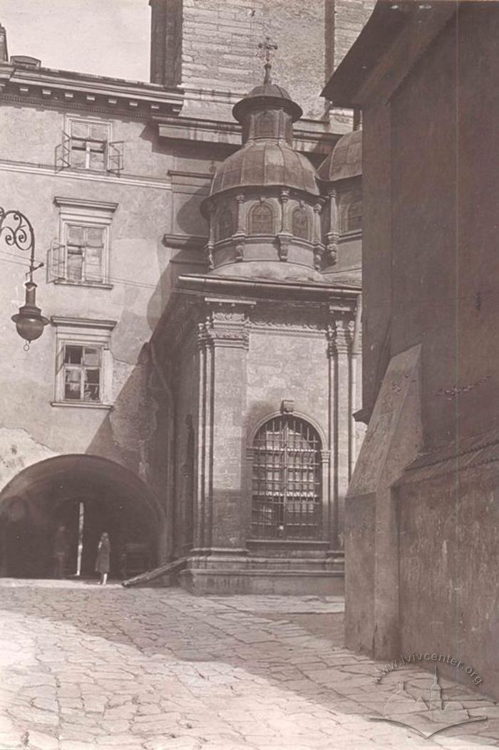 View of the courtyard of Uspenska church 2