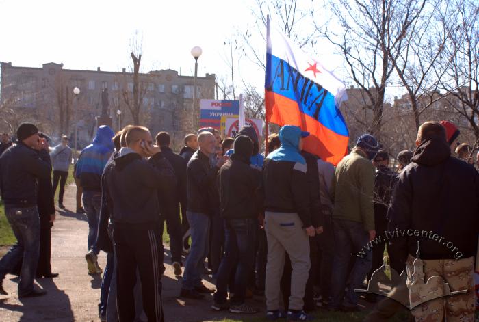 Натовп чоловіків зі спини 2