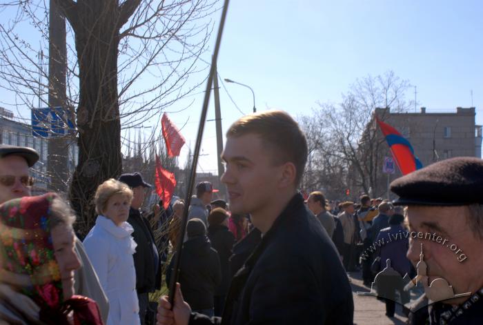 Молодий чоловік серед натовпу 2