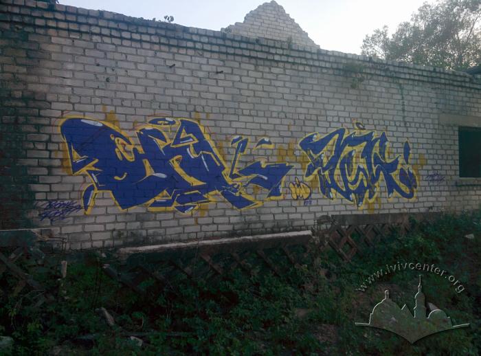 Графіті на закинутій будівлі 2