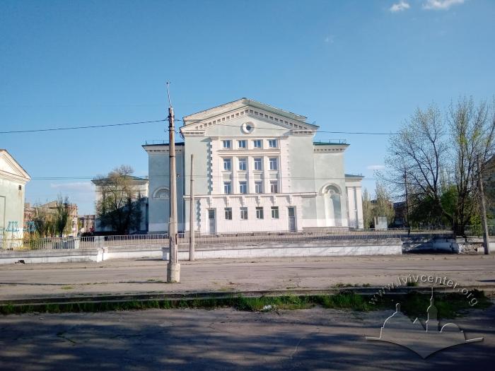Палац культури хіміків у Сіверськодонецьку. Зворотній фасад 2