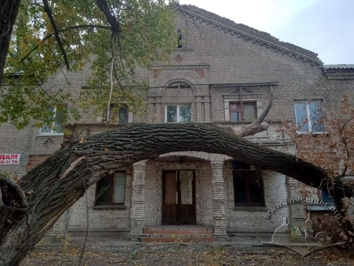 Колишній готель по вул. Дружби Народів 2