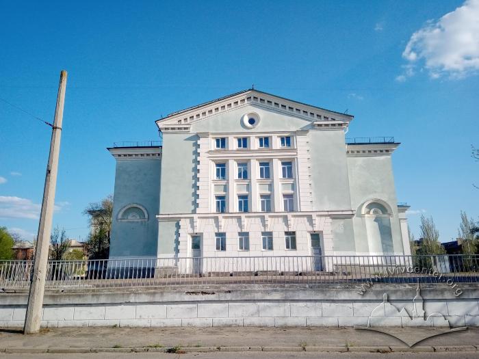 Палац культури хіміків у Сіверськодонецьку. Зворотній фасад 2