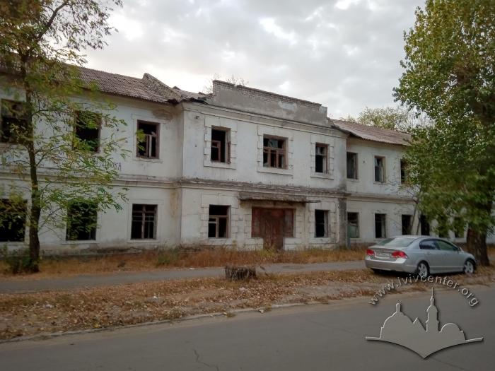 Закинута будівля по вул. Юності 2