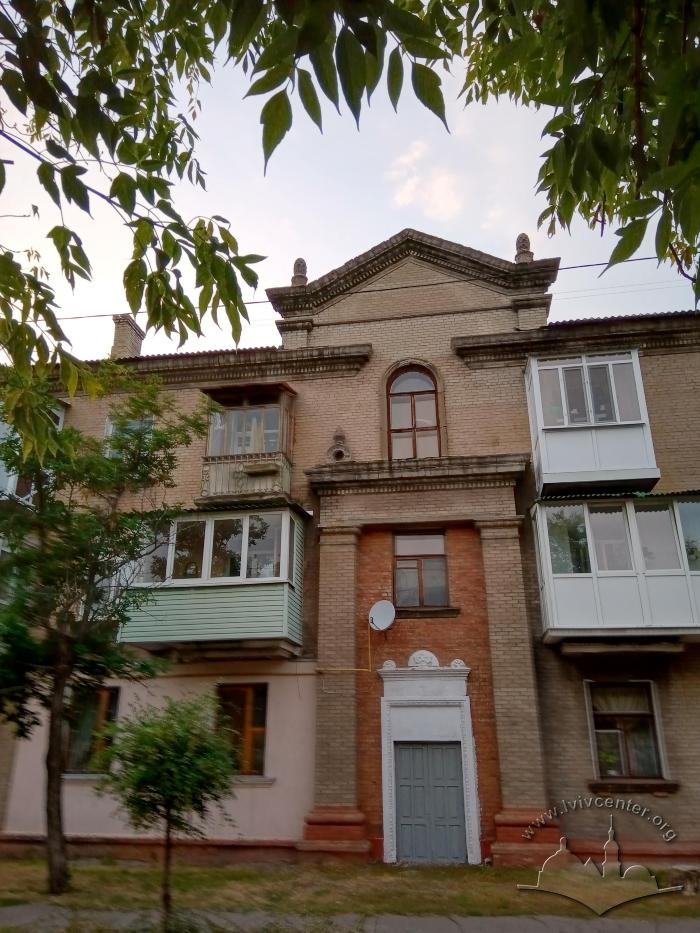 Фрагмент фасаду будинку по вул. Горького, 13 2