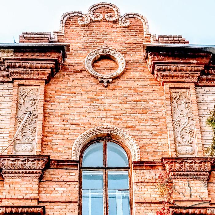 Фрагмент оформлення будівлі по вул. Дружби Народів 2