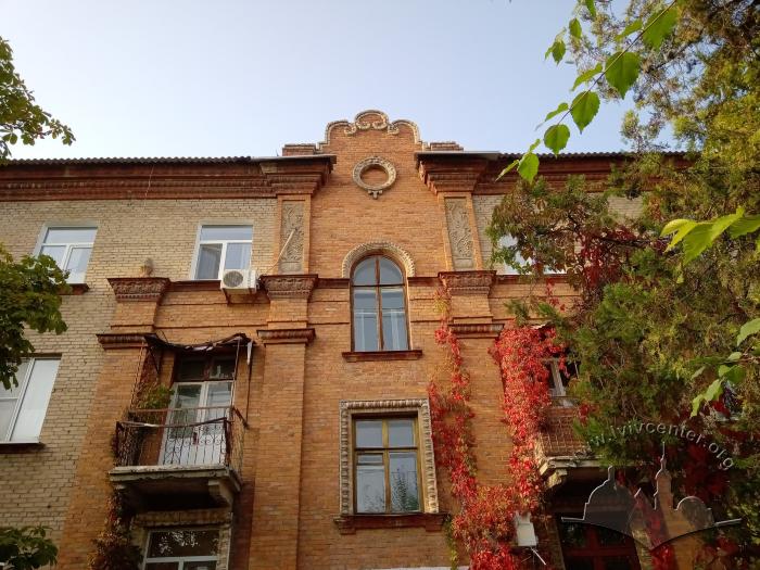Фрагмент оформлення будівлі по вул. Дружби Народів 2