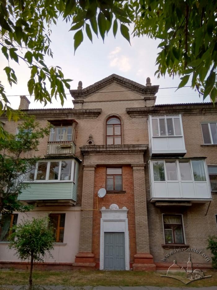 Фрагмент фасаду будинку по вул. Горького, 13 2