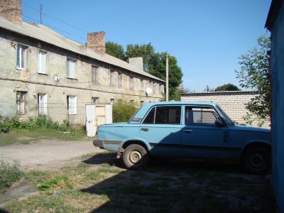 Автомобіль "ВАЗ" у дворі