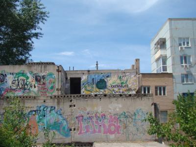 Недобудова з графіті