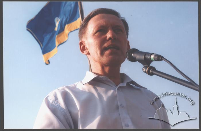 Сергій Каленюк перед мікрофоном 2