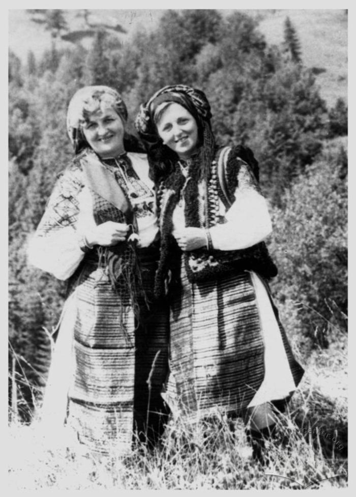 Women in Hutsul clothing, from the right - Atena Volytska (Pashko) 2