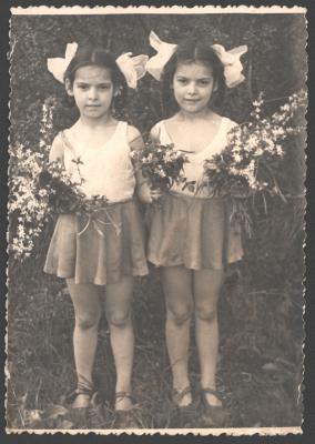 Дівчата з квітами