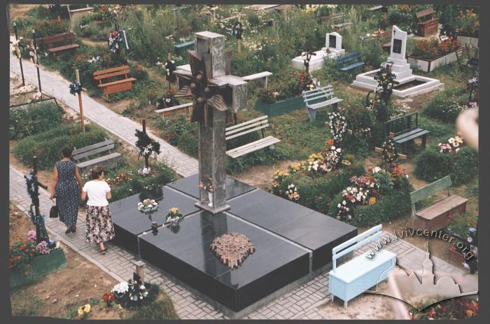 Меморіал на цвинтарі 2