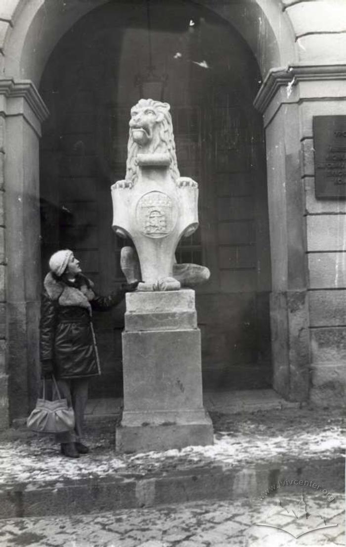 Статуя лева при вході до ратуші 2