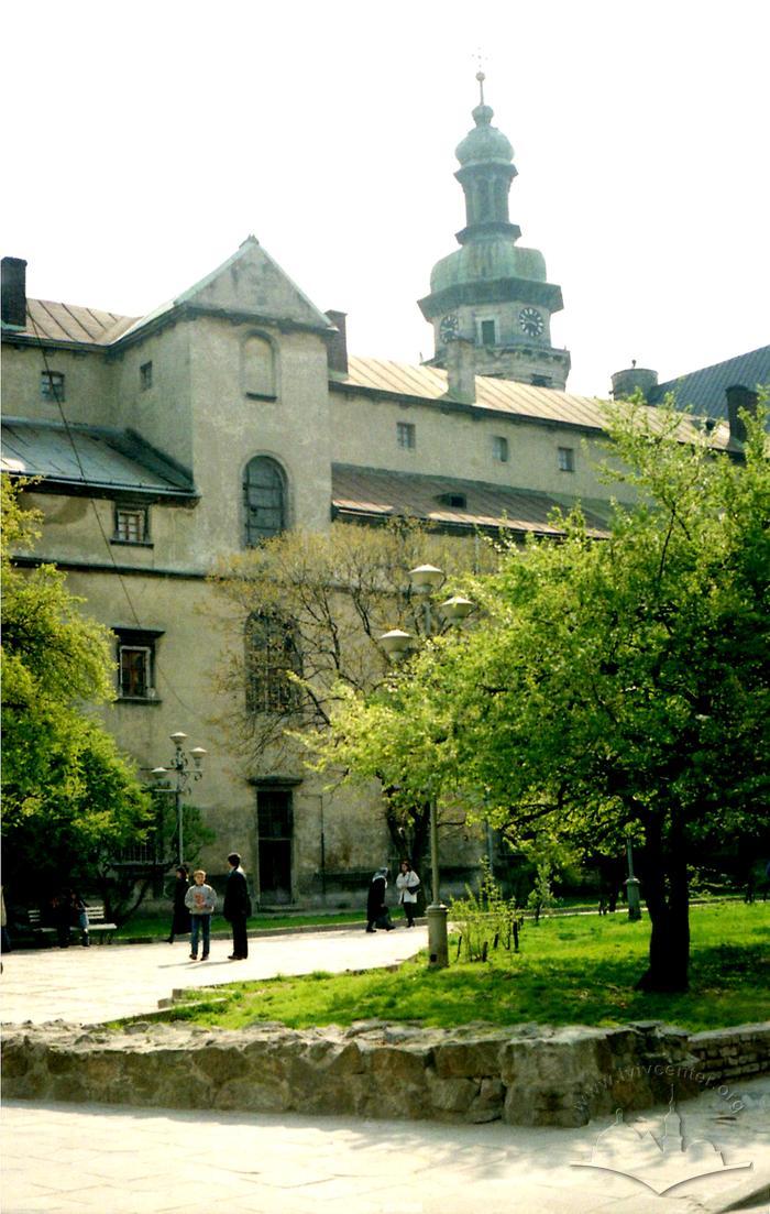 Сквер з західного боку бернардинського монастиря 2