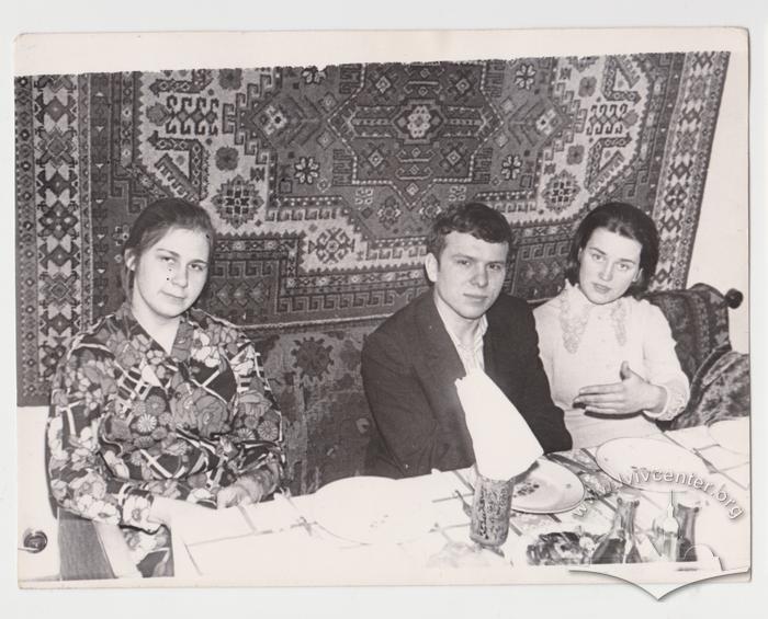Молодь на застіллі 2