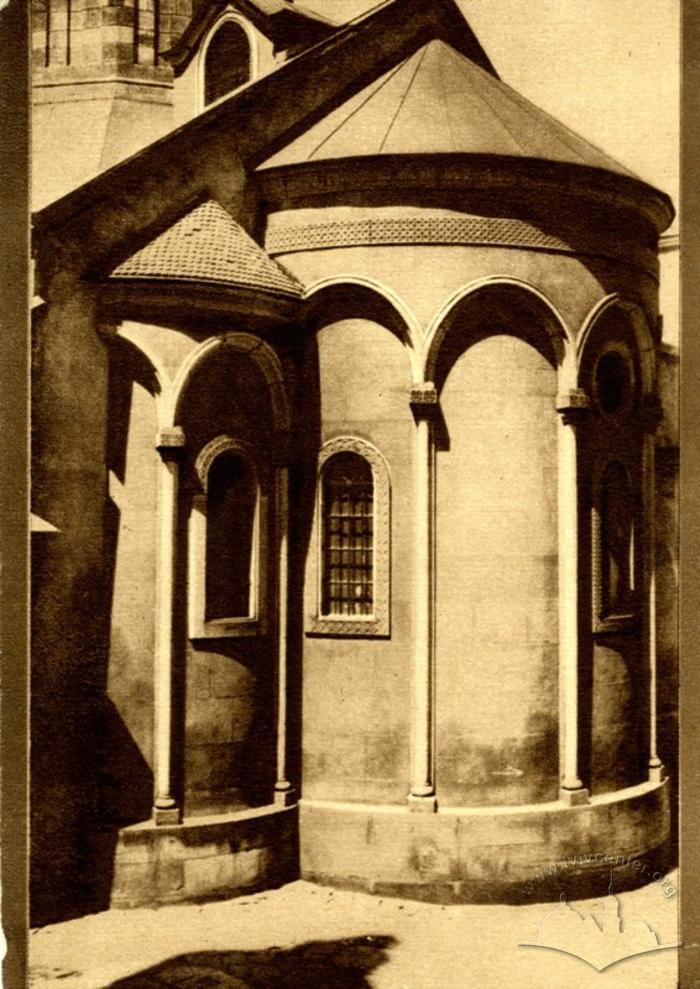 Вид Вірменської церкви з боку подвір'я 2