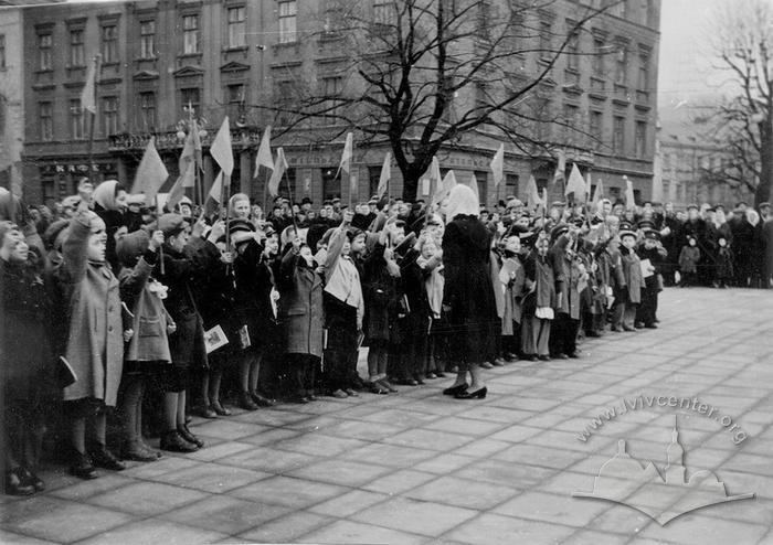 № 35 school assembly near the monument to Lenin 2
