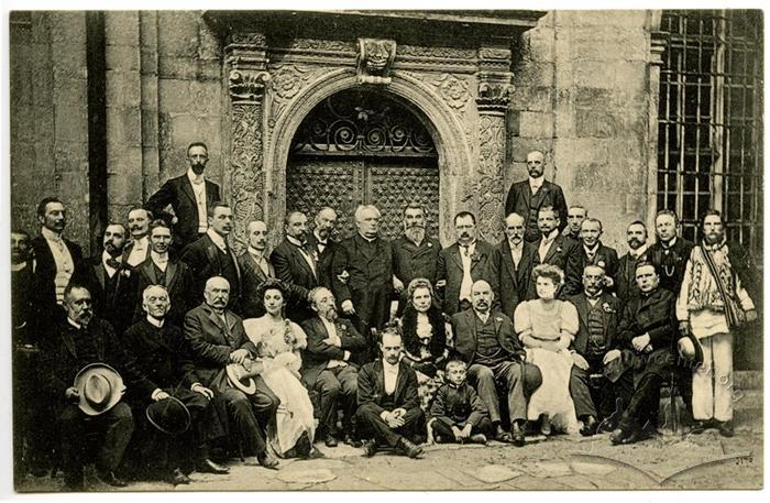 Russian journalists during their visit of Galician moskvofils in the courtyard of Uspenska church 2