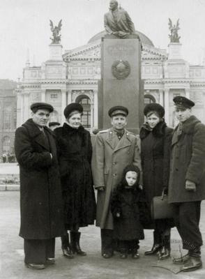 Група людей біля пам'ятника Леніну