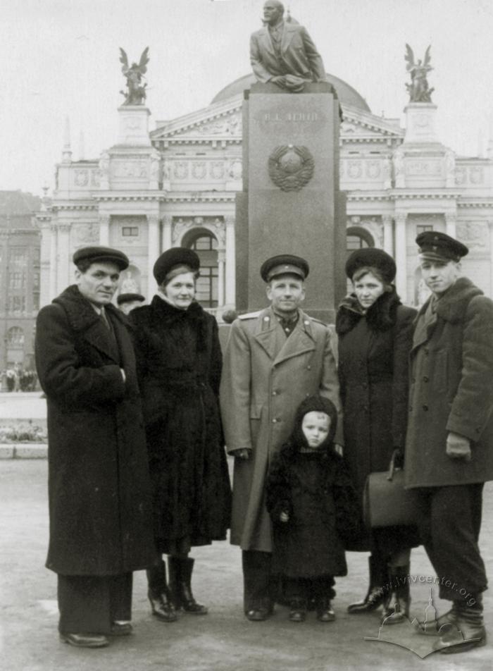 Група людей біля пам'ятника Леніну 2